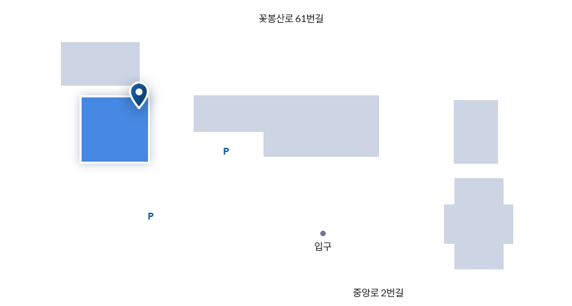 청사 배치도. 왼쪽 상단부터 시계방향으로 꽃봉산로 61번길, 본관, 신관, 산청군 의회, 중앙로 2번길, 입구, 주차장, cctv통합 관제센터(현재위치), 후생관이 위치해 있습니다.