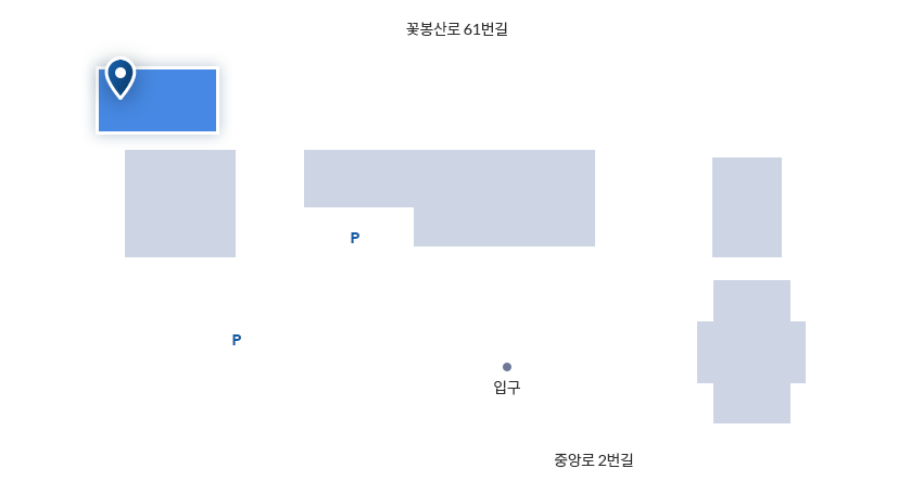 청사 배치도. 왼쪽 상단부터 시계방향으로 꽃봉산로 61번길, 본관, 신관, 산청군 의회, 중앙로 2번길, 입구, 주차장, cctv통합 관제센터, 후생관(현재위치)이 위치해 있습니다.